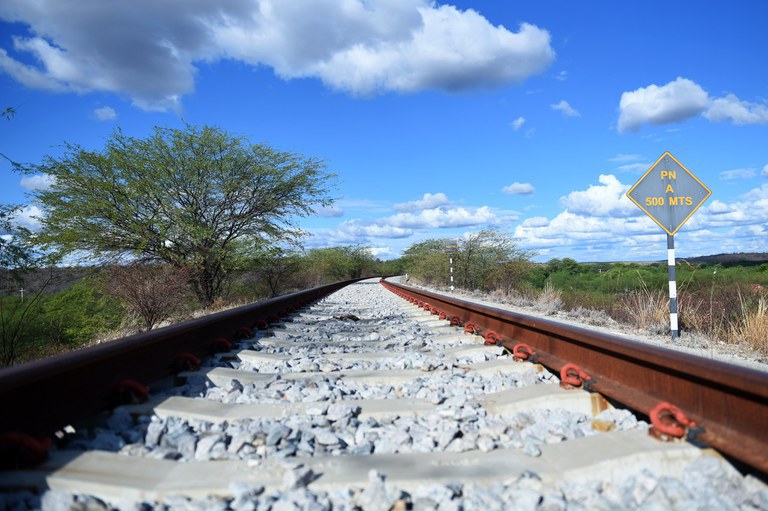 Ministério dos Transportes define diretrizes para acelerar licenciamento ambiental de projetos ferroviários