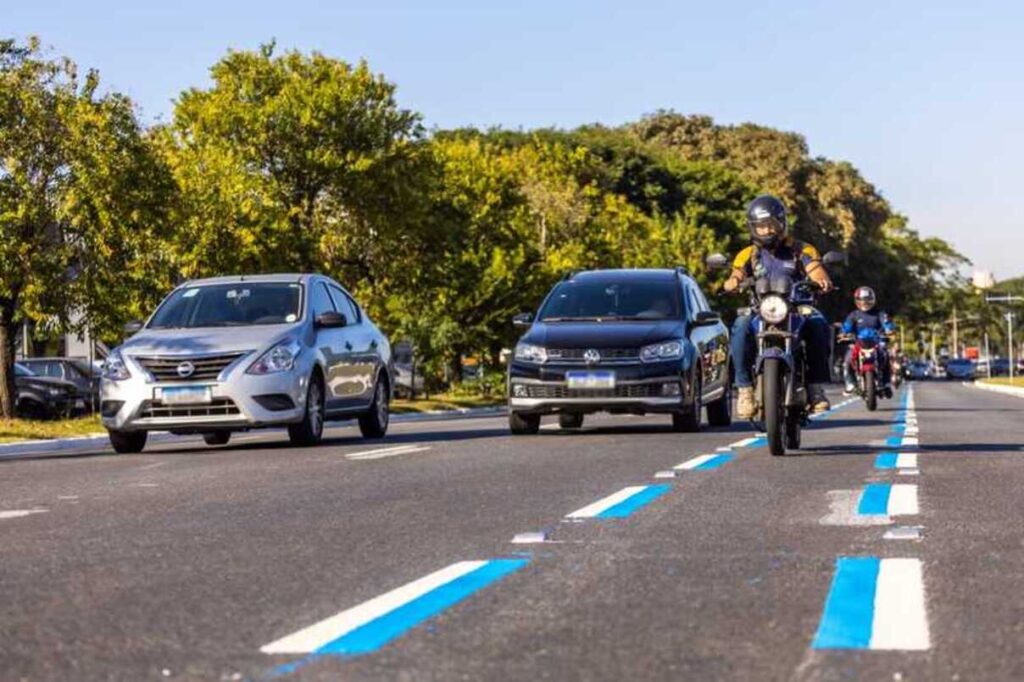 Senatran estende faixa exclusiva de motos em SP até 2026 e permite em Santos e Recife
