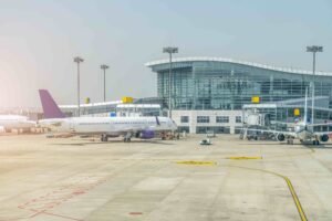 O governo quer permitir que as operadoras de aeroportos federais fechem contratos mais longos para a exploração comercial nos terminais, mesmo que a concessão esteja mais próxima da fase final.