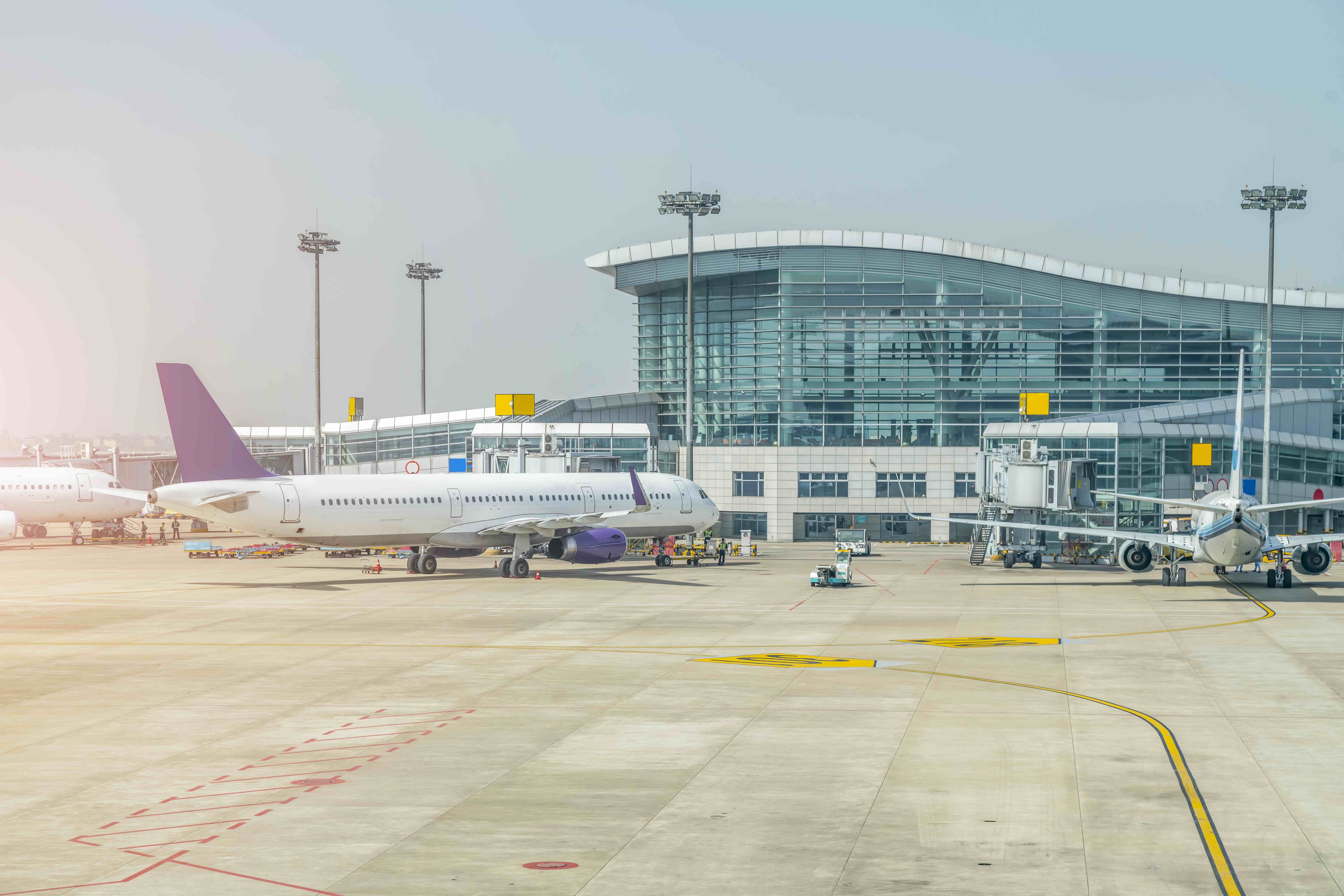 O governo quer permitir que as operadoras de aeroportos federais fechem contratos mais longos para a exploração comercial nos terminais, mesmo que a concessão esteja mais próxima da fase final.