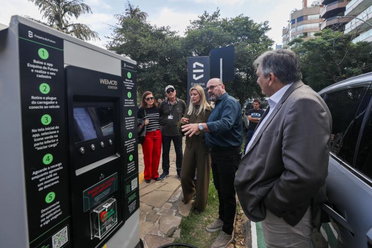 Primeiros carregadores rápidos para carros elétricos em espaços públicos são inaugurados em Porto Alegre